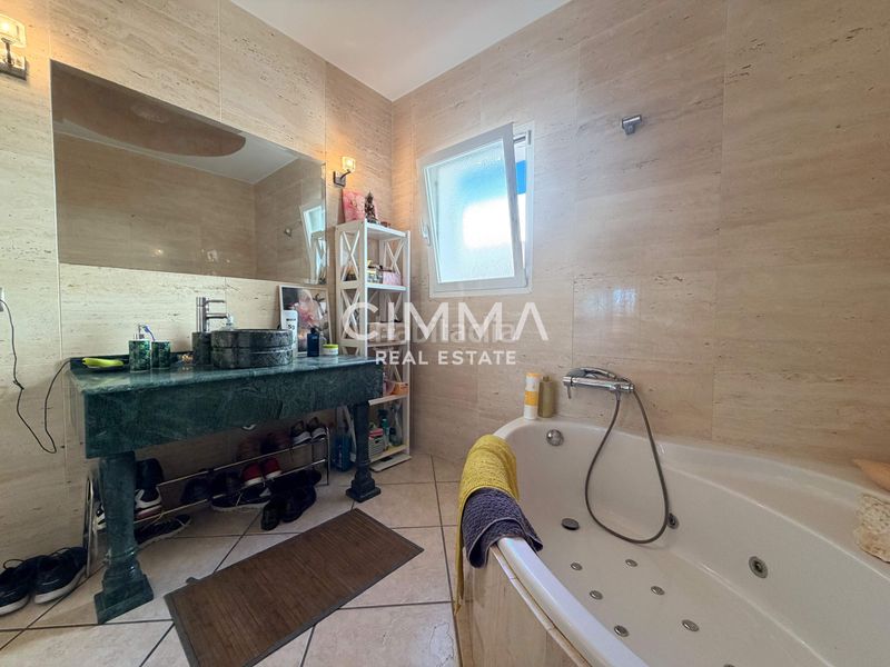 Foto c6410815-d20c-4804-a81d-75a3bcdf13e7. Xalet amb aparcament a Coloma Nucia (la)