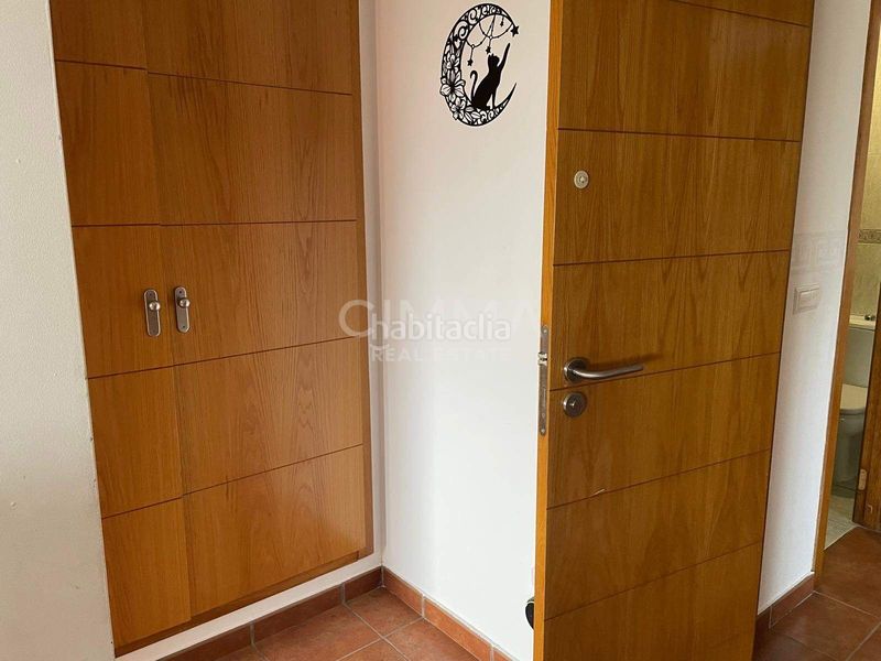 Foto 20fd2696-e30a-4d3c-8352-678d4afee359. Casa aparellada amb aparcament a Coloma Nucia (la)