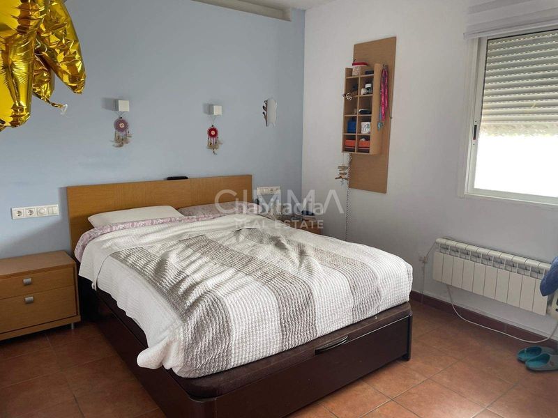 Foto 8060ec4f-196f-41cf-a166-d18bddb123cc. Casa aparellada amb aparcament a Coloma Nucia (la)