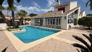 Chalet in Rincón Bajo. Villa independiente mediterránea con piscina y entorno privado