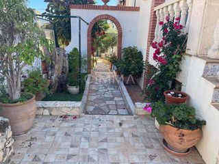 Casa  Avenida acacies bh. Impresionante casa familiar en la nuc�a barranco hondo