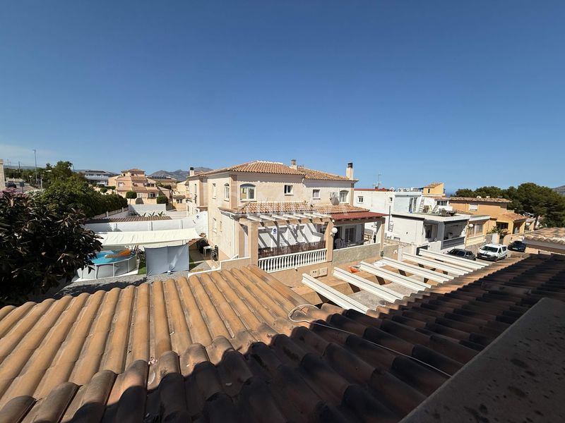 Foto 148ab968-3b2f-4f24-a89a-0e09cc465482. Casa aparellada amb calefacció aparcament piscina a Nucia (la)