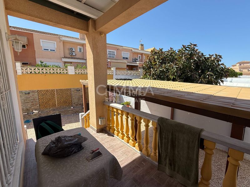 Foto 3a1e4ceb-6b77-44f6-98f5-8e6817e9fc00. Casa aparellada amb calefacció aparcament piscina a Nucia (la)