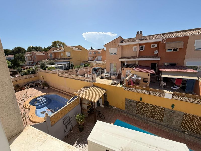 Foto 521f4767-cd3a-4661-ac1f-5d8ea3d62558. Casa aparellada amb calefacció aparcament piscina a Nucia (la)