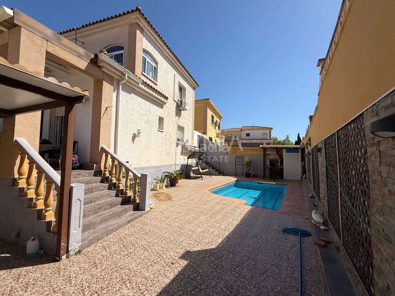 Foto a20b738e-83a8-4e06-b936-99ab6359e117. Casa aparellada amb calefacció aparcament piscina a Nucia (la)