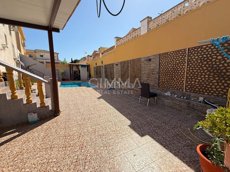 Foto e9a56818-bbea-41a9-bd69-445e965043c1. Casa aparellada amb calefacció aparcament piscina a Nucia (la)