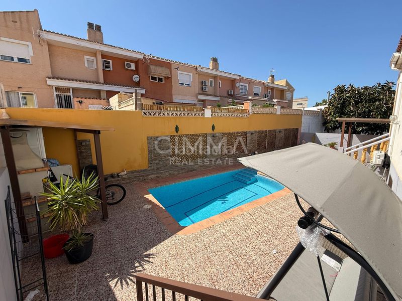 Foto ee136b99-fac8-4076-8d3f-9001c8c5ae4c. Casa aparellada amb calefacció aparcament piscina a Nucia (la)