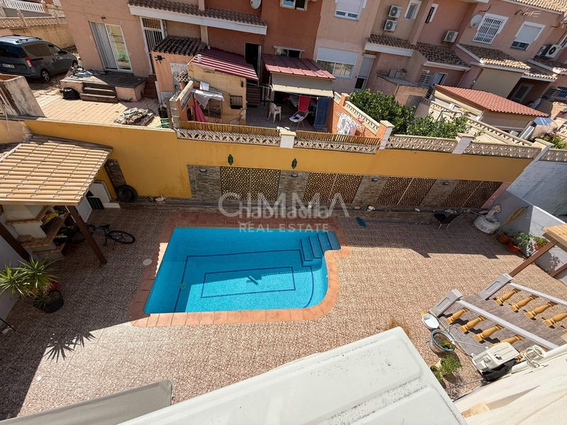 Foto f5dc596c-a3aa-4d4d-af61-05067f1500d2. Casa aparellada amb calefacció aparcament piscina a Nucia (la)