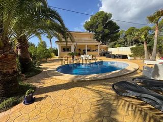 Xalet a Coloma. Chalet independiente con piscina privada