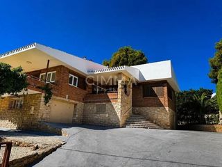 Chalet in Montebello - Nou Espai. Chalet independiente con piscina