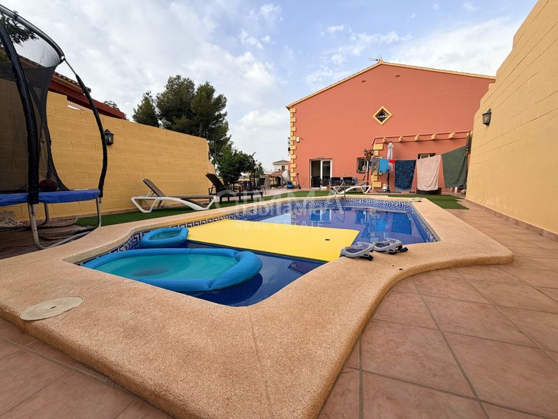 Foto ff2ef503-86c5-4100-8b1f-a62d09e8d717. Xalet amb calefacció aparcament piscina a Montebello - Nou Espai Nucia (la)