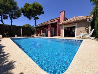 Chalet in Urbanizaciones. Exquisita villa en coblanca, benidorm