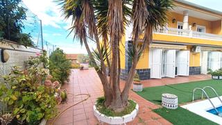 Xalet  Carrer de sant esteve. Casa independiente a 4 vientos con piscina.