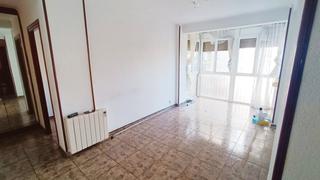 Flat  Avinguda de can serra. Piso en can serra con 3 habitaciones y ascensor. cocina para ref