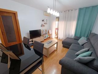 Pis  Carrer de felip ii. Piso de 3 habitaciones con balcón y ascensor.
