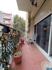 Appartamento  Plaça del baró de maldà. Piso de 3 habitaciones con balcón y ascensor.