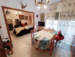 Appartement  Plaça del baró de maldà. Piso de 3 habitaciones con balcón y ascensor.