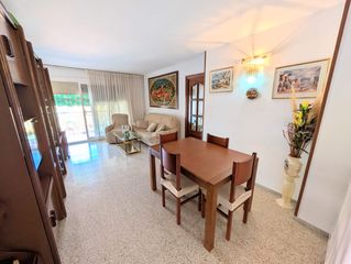 Pis  Carrer de nàpols. Piso amplio con 4 habitaciones, ascensor y balcón.