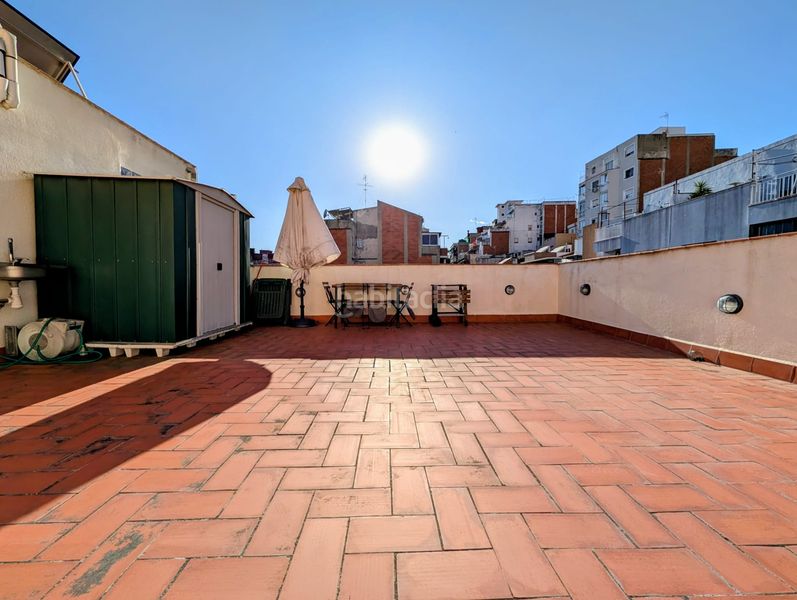 Foto a1e2c6e7-069a-4663-99aa-e879f8ebfcf2. Casa adossada amb aparcament a Sistrells Badalona