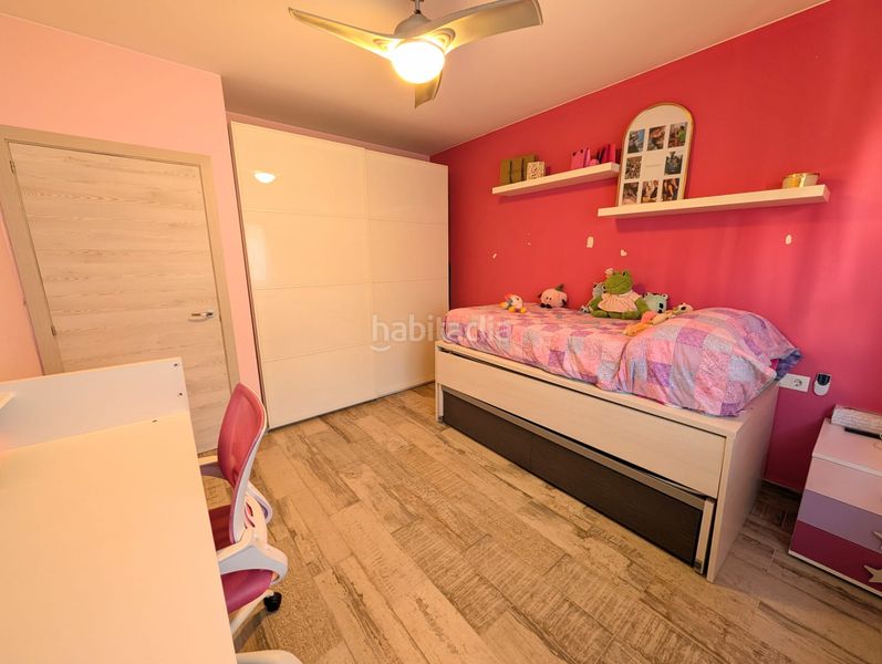 Foto f6f36d1d-3f38-401e-b95b-3a64a262284a. Casa adossada amb aparcament a Sistrells Badalona