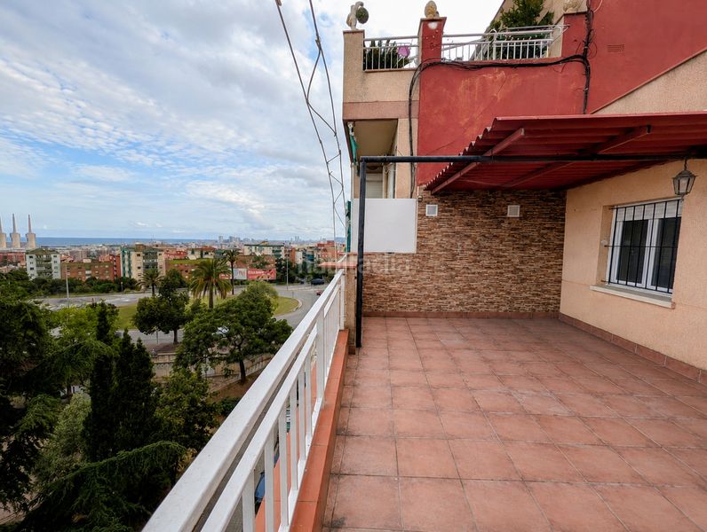 Foto e15d0d24-c73a-46bc-a67d-68431d7f9506. Ático  con ascensor y terraza de 25m2. en Sistrells Badalona