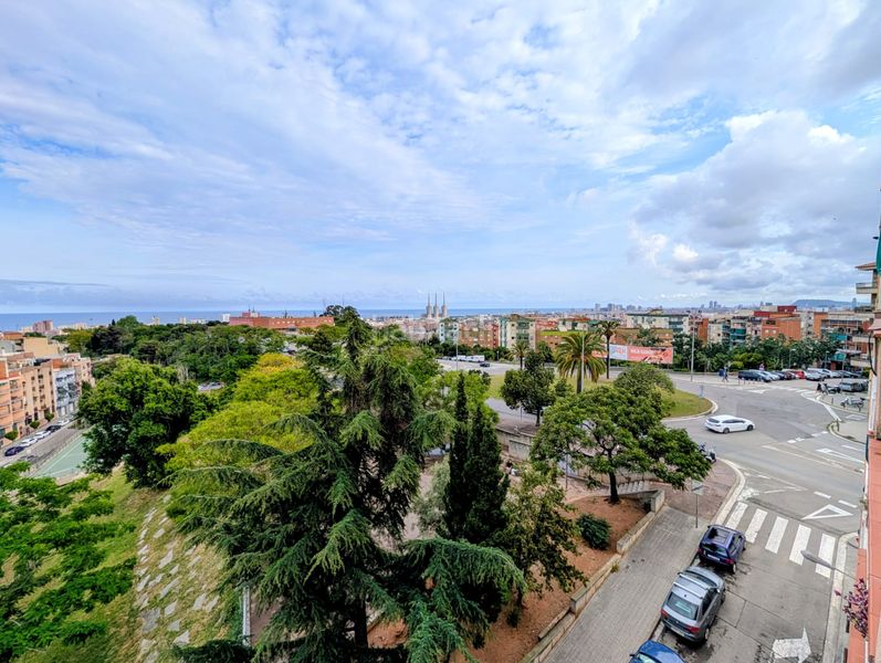 Foto eaec71f1-60ae-4842-a981-b2c65e48d842. Ático  con ascensor y terraza de 25m2. en Sistrells Badalona