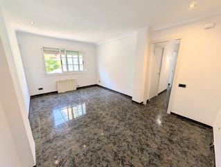 Pis  Grup verge de la salut. Piso con ascensor y balcón.