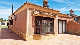 Chalet à Los Gallos. Chalet urbano reformado con piscina y zona de ocio exterior en l