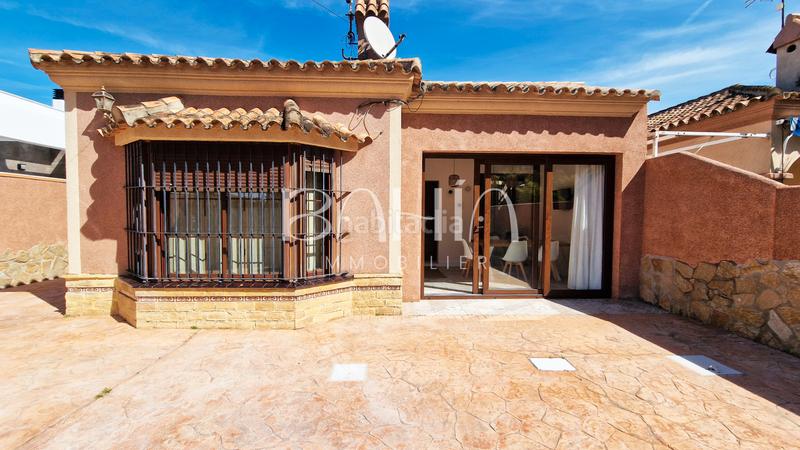 Foto 9e0eb0f6-5d7f-47b9-aa5e-245d43e4cab0. Chalet avec cheminée chauffage parking piscine dans Chiclana de la Frontera