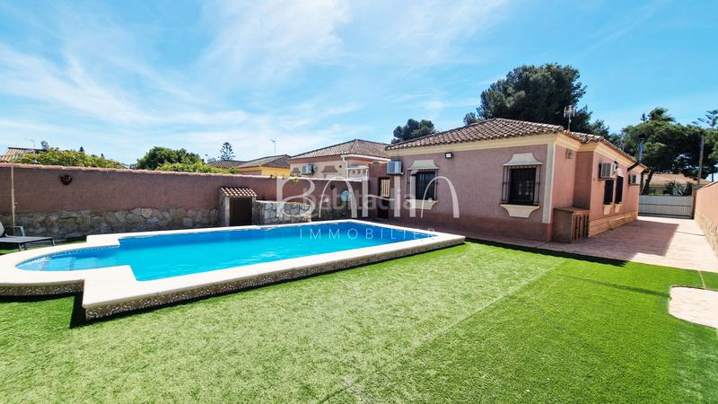 Foto a842d659-dcd2-49ed-b446-7e9c5730ae7c. Chalet avec cheminée chauffage parking piscine dans Chiclana de la Frontera