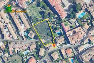 Terreny residencial a La Zubia Ciudad. Solar urbano para edificio de pisos  áticos en la zubia.