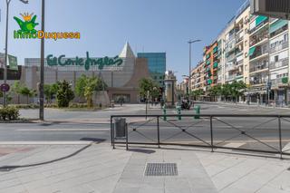 Parking voiture à Arabial 78. Amplia plaza de aparcamiento en arabial