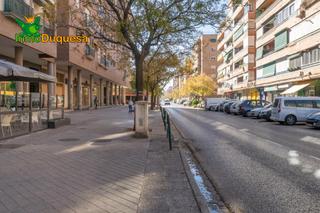 Parking voiture à Calle torre de las damas 1. Garaje de 24 m2 en venta junto al paseo del emperador carlos v