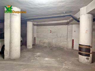 Aparcament cotxe a Fígares. Aparcamiento para coche pequeño junto a camino de ronda