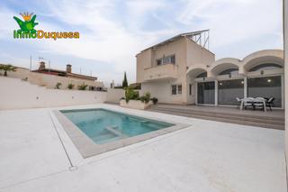 Chalet in Otura. Chalet moderno con primeras calidades.