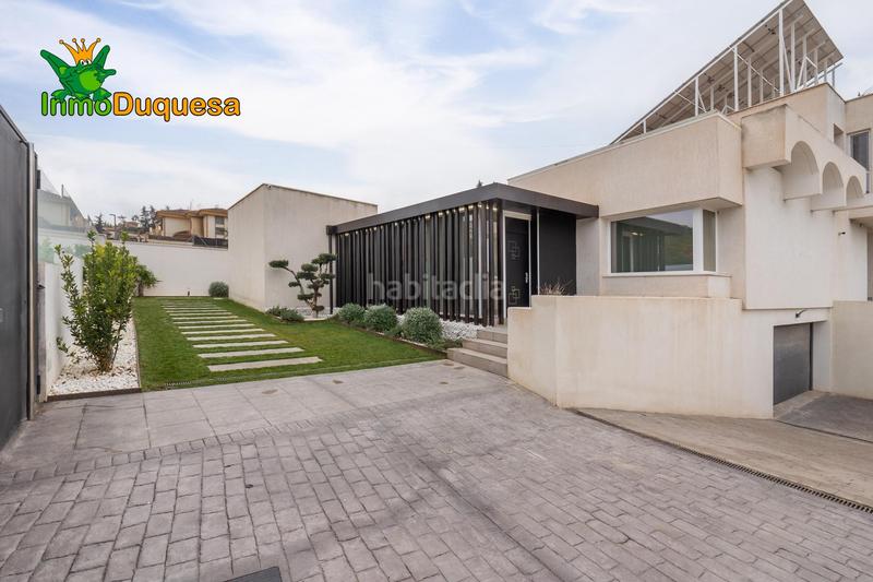 Foto e7e9458e-095f-421b-890d-7ff61c90fca1. Chalet  moderno con primeras calidades. en Otura