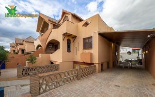 Maison à Calle la rioja 15. Chalet pareado en las gabias. para entrar a vivir.