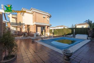 Chalet en Albolote. Chalet independiente en urb. pantano de cubillas.