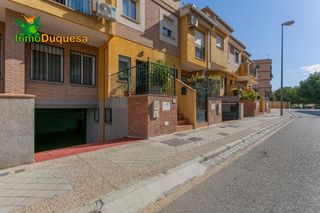Casa adossada a Cerrillo de Maracena - Periodistas. Casa adosada con patio de 20 m2. para entrar a vivir.