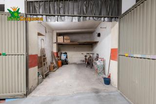 Aparcament cotxe a Fígares. Garaje cerrado para 1 vehículo en zona de calle arabial.