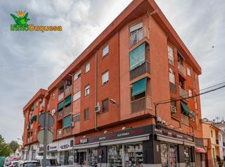Piso  Calle doctor barraquer. Buscas un hogar listo para estrenar en el corazón de albolote?