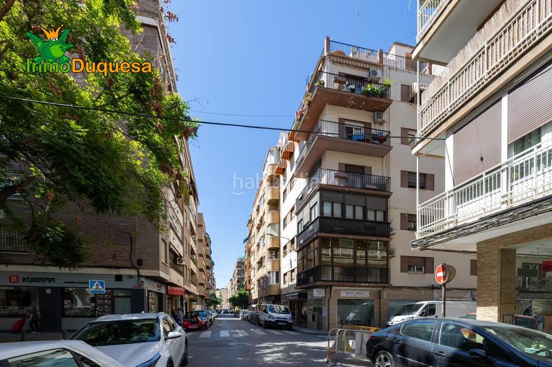 Foto c85f8aae-fdfb-417b-8581-441f9b094499. Ático  reformado en última planta junto calle alhamar. posibilidad de volver a 3 dorm. en Granada