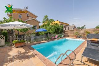 Chalet en Cumbres Verdes. Precioso chalet independiente con piscina en cumbres verdes.