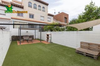 Casa adossada a Ogíjares. Casa adosada en la entrada de ogijares con placas fotovoltaicas
