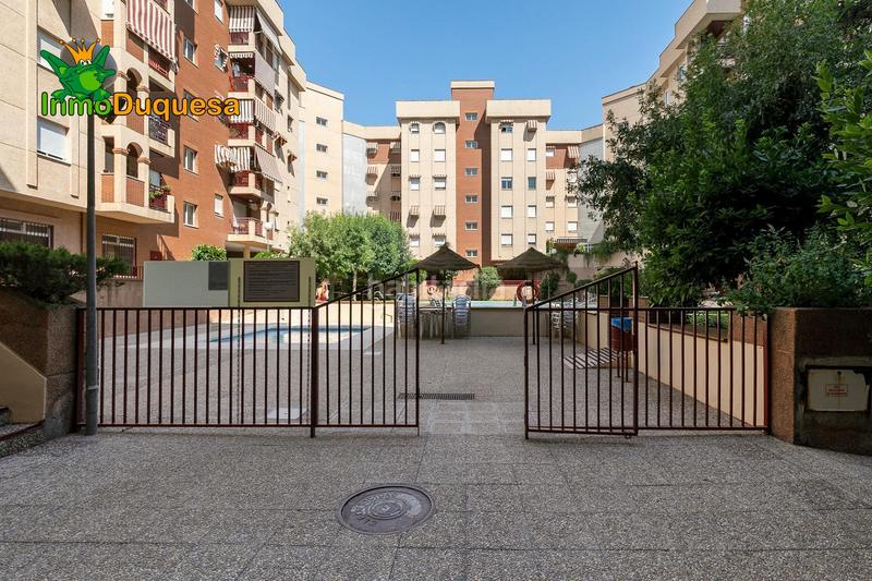 Foto d5846845-be0c-40c0-b6e7-844cbe308ef9. Piso  en urbanización con piscina en parque almunia en Granada