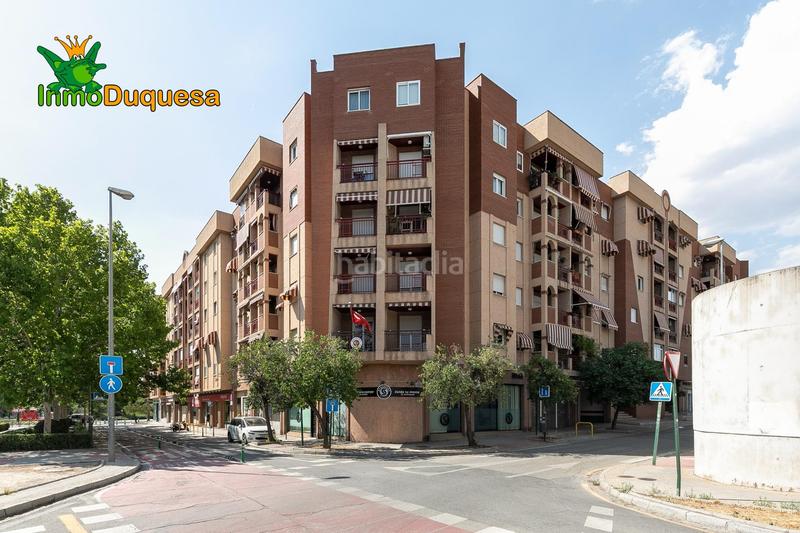 Foto e6f38d5e-c24a-49de-a926-96f17ea8a654. Piso  en urbanización con piscina en parque almunia en Granada