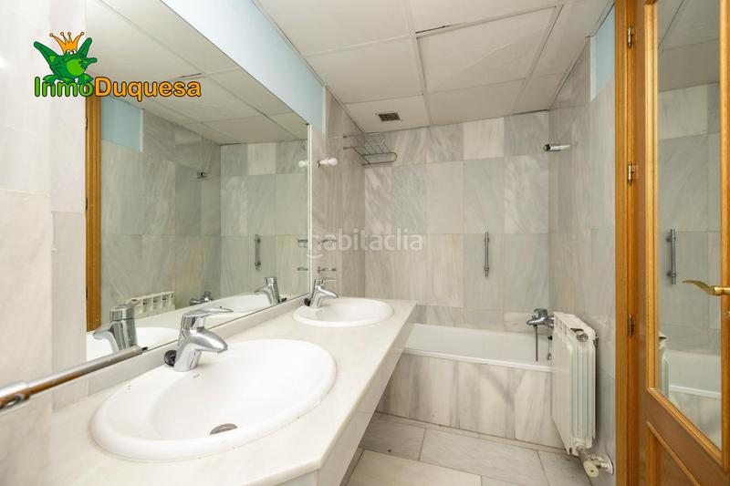 Foto fa7c99dd-0948-49fd-912f-5a1dcc309dd0. Casa adosada casa en pleno centro capital. con aparcamiento y patio. en Granada