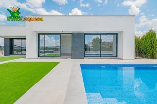 Chalet à Altos de la Zubia. Chalet de diseño moderno en 1 planta a 10 min. del pts.