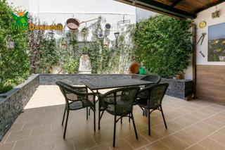 Maison jumelée à Cenes de la Vega. Casa adosada reformada con 2 patios.