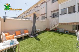 Reihenhaus in Belicena. Casa adosado con mejoras y patio de 35m piscina comunitaria